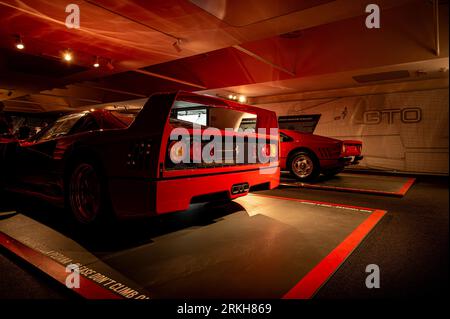 Les deux Ferrari rouges garées dans un showroom en Italie. Banque D'Images