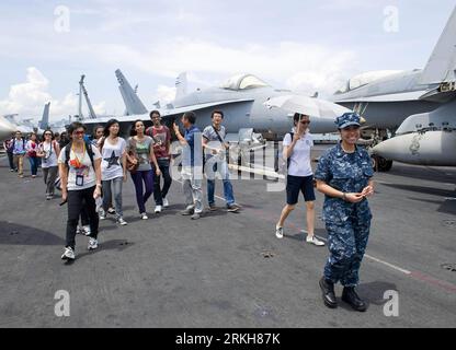 Bildnummer : 55715175 Datum : 12.08.2011 Copyright : imago/Xinhua (110812) -- HONG KONG, 12 août 2011 (Xinhua) -- Un soldat conduit les visiteurs à bord du porte-avions USS Ronald Reagan à Hong Kong, 12 août 2011. Le porte-avions USS Ronald Reagan et ses trois navires de soutien sont arrivés à Hong Kong vendredi pour une visite portuaire de quatre jours, qui est sa quatrième visite ici. (Xinhua/Chen Duo) (zhs) CHINA-HONG KONG-U.S.-AIRCRAFT CARRIER-VISIT (CN) PUBLICATIONxNOTxINxCHN Gesellschaft Militär Schiff Militärschiff Flugzeugträger USA xst premiumd 2011 quer o0 Besuch Besichtigung Führung Soldat Soldatin Banque D'Images