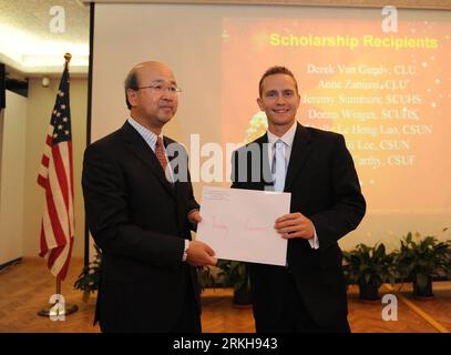 Bildnummer : 55740908 Datum : 13.08.2011 Copyright : imago/Xinhua (110814) -- , 14 août 2011 (Xinhua) -- Jeremy Summers, candidat à l'Université de médecine chinoise de Beijing, reçoit l'avis d'admission et la bourse du gouvernement chinois du consul général adjoint chinois à Los Angeles Sun Weide, le 13 août 2011. Trente-deux étudiants américains qui iront étudier en Chine ont reçu la bourse du gouvernement chinois samedi. (Xinhua/Yang Lei) (srb) GOUVERNEMENT américain-LOS ANGELES-CHINOIS SHOLARSHIP PUBLICATIONxNOTxINxCHN personnes Politik xda x0x 2011 quer Bildnummer 55740908 Da Banque D'Images