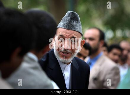 Bildnummer : 55753555 Datum : 14.08.2011 Copyright : imago/Xinhua (110814) -- KABOUL, 14 août 2011 (Xinhua) -- le président afghan Hamid Karzaï serre la main d'étudiants qui seront envoyés en Inde et en Turquie à des fins éducatives, au palais présidentiel de Kaboul, Afghanistan, le dimanche 14 août 2011. Le gouvernement afghan, dans le cadre des efforts visant à encourager les étudiants à étudier à l'étranger et à augmenter le nombre d'experts dans ce pays déchiré par la guerre, a alloué 5 millions de dollars américains pour l'année en cours, a déclaré dimanche le président Hamid Karzaï. (Xinhua/Ahmad Massoud)(WN) AFGHNISTAN-KARZAI-EDUCATION P Banque D'Images