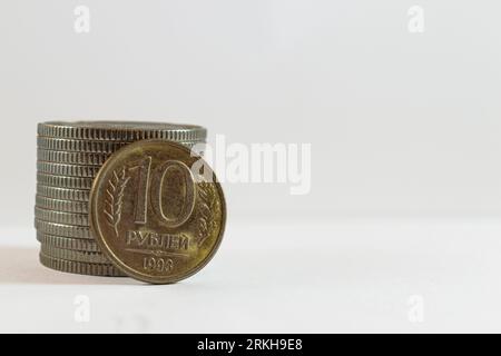 Plan rapproché d'une pièce de rouble russe isolée sur fond blanc Banque D'Images