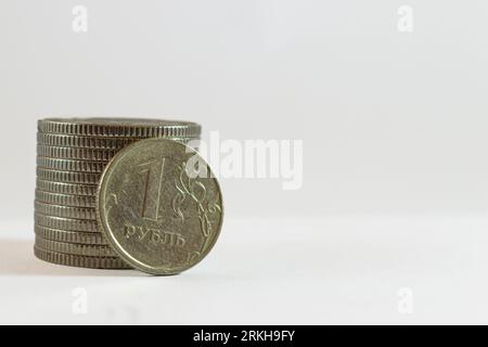 Plan rapproché d'une pièce de rouble russe isolée sur fond blanc Banque D'Images