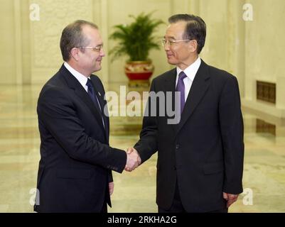 (110815) -- PÉKIN, 15 août 2011 (Xinhua) -- le premier ministre chinois Wen Jiabao (à droite) serre la main du premier ministre roumain Emil Boc à Pékin, capitale de la Chine, le 15 août 2011. (Xinhua/Huang Jingwen) (MCG) CHINA-BEIJING-WEN JIABAO-ROMANIA-EMIL BOC-TALKS (CN) PUBLICATIONxNOTxINXCHN 110815 Beijing août 15 2011 le Premier ministre chinois Wen Jiabao serre la main du Premier ministre roumain Emil BOC à Beijing capitale de la Chine août 15 2011 XINHUA Huang Jingwen MCG Chine Beijing Wen Jiabao INTXINXINTXINTXINXINTXINXINXINTMIN Banque D'Images
