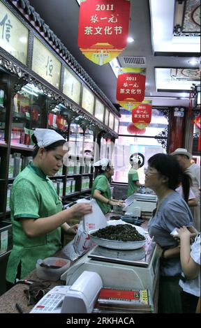 Bildnummer : 55781432 Datum : 16.08.2011 Copyright : imago/Xinhua (110816) -- BEIJING, 16 août 2011 (Xinhua) -- les touristes achètent du thé à la maison de thé Zhangyiyuan dans la zone commerciale Dashilan de la rue Qianmen à Beijing, capitale de la Chine, 16 août 2011. Le festival du tourisme et du shopping de l'ancienne marque Dashilan de Beijing 2011 a débuté mardi. De nombreux magasins ont montré leurs compétences traditionnelles pour interagir avec les consommateurs. (Xinhua/Zhao Bing) (jy) CHINA-BEIJING-DASHILAN-SHOPPING FESTIVAL (CN) PUBLICATIONxNOTxINxCHN Wirtschaft Einzelhandel xst 2011 hoch o0 geschäft, Laden, Tee, Teeladen, teegeschäft Bildn Banque D'Images