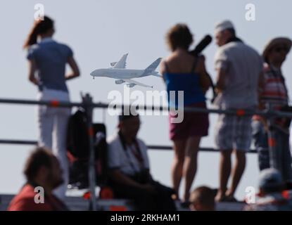 Bildnummer : 55786478 Datum : 16.08.2011 Copyright : imago/Xinhua (110816) -- MOSCOU, 16 août 2011 (Xinhua) -- un Airbus A380 se produit à la dixième exposition aérospatiale internationale de Russie à Moscou, Russie, le 16 août 2011. L'exposition durera six jours, avec la participation de 793 entreprises de 40 nations et régions. (Xinhua/Jiang Kehong) RUSSIE-MOSCOU-EXPOSITION AÉROSPATIALE PUBLICATIONxNOTxINxCHN Wirtschaft Industrie Luftfahrtindustrie Ausstellung Luftfahrtausstellung Messe Luftfahrtmesse Objekte xns 2011 quer o0 A 380, Flugzeug Bildnummer 55786478 Date 16 08 2011 Copyright I Banque D'Images