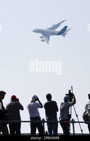 Bildnummer : 55786491 Datum : 16.08.2011 Copyright : imago/Xinhua (110816) -- MOSCOU, 16 août 2011 (Xinhua) -- un Airbus A380 se produit à la dixième exposition aérospatiale internationale de Russie à Moscou, Russie, le 16 août 2011. L'exposition durera six jours, avec la participation de 793 entreprises de 40 nations et régions. (Xinhua/Jiang Kehong) RUSSIE-MOSCOU-EXPOSITION AÉROSPATIALE PUBLICATIONxNOTxINxCHN Wirtschaft Industrie Luftfahrtindustrie Ausstellung Luftfahrtausstellung Messe Luftfahrtmesse Objekte xns 2011 hoch premiumd o0 A 380, Flugzeug Bildnummer 55786491 Date 16 08 2011 Co Banque D'Images