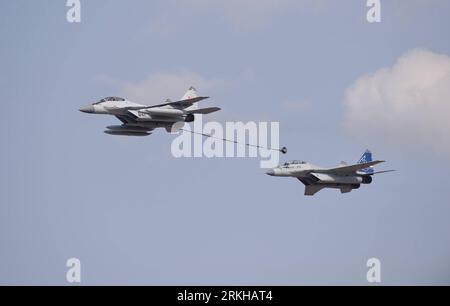 Bildnummer : 55786486 Datum : 16.08.2011 Copyright : imago/Xinhua (110816) -- MOSCOU, 16 août 2011 (Xinhua) -- deux MIG-35 jouent à la dixième exposition aérospatiale internationale de Russie à Moscou, Russie, le 16 août 2011. L'exposition durera six jours, avec la participation de 793 entreprises de 40 nations et régions. (Xinhua/Jiang Kehong) RUSSIE-MOSCOU-EXPOSITION AÉROSPATIALE PUBLICATIONxNOTxINxCHN Wirtschaft Industrie Luftfahrtindustrie Ausstellung Luftfahrtausstellung Messe Luftfahrtmesse Objekte xns 2011 quer Highlight premiumd o0 Mig35, Kampfflugzeug, Kampfjet, Fluggzeug Banque D'Images