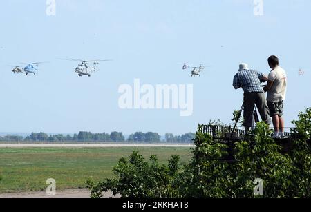 Bildnummer : 55786487 Datum : 16.08.2011 Copyright : imago/Xinhua (110816) -- MOSCOU, 16 août 2011 (Xinhua) -- des hélicoptères russes jouent à la dixième exposition aérospatiale internationale de Russie à Moscou, Russie, le 16 août 2011. L'exposition durera six jours, avec la participation de 793 entreprises de 40 nations et régions. (Xinhua/Li Yong) RUSSIE-MOSCOU-EXPOSITION AÉROSPATIALE PUBLICATIONxNOTxINxCHN Wirtschaft Industrie Luftfahrtindustrie Ausstellung Luftfahrtausstellung Messe Luftfahrtmesse Objekte xns 2011 quer premiumd Bildnummer 55786487 Date 16 08 2011 Copyright Imago XINHUA Banque D'Images