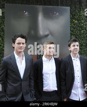 Bildnummer : 55804024 Datum : 18.08.2011 Copyright : imago/Xinhua (110818) -- LOS ANGELES, 18 août 2011 (Xinhua) -- les acteurs Anton Yelchin (G), Dave Franco (C) et Christopher Mintz-Plasses (R) posent pour les caméras à l'arrivée pour une projection spéciale de DreamWork s Pictures Fright Night Night à Hollywood, Californie, le 17 août 2011. Le film sera dans les salles américaines depuis août 19.(Xinhua/Liu si) (yc) U.S.-FILM-SCART NIGHT PUBLICATIONxNOTxINxCHN People film Premiere Filmpremiere xjh x0x premiumd 2011 quadrat Bildnummer 55804024 Date 18 08 2011 Copyright Imago XINHUA Los Angeles août 18 2011 XINHU Banque D'Images