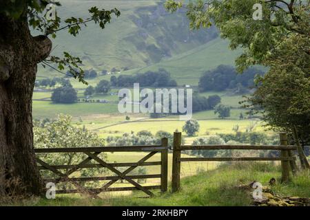 Un paysage de terres agricoles est vu à travers la porte fermée sur des terres agricoles dans le parc national de Peak District, le 22 août 2023, à Sheffield, en Angleterre. Banque D'Images