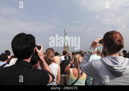 Bildnummer : 55807202 Datum : 19.08.2011 Copyright : imago/Xinhua (110819) -- NEW YORK, 19 août 2011 (Xinhua) -- les touristes prennent le ferry de Battery Park, Manhattan au monument de la Statue de la liberté sur Liberty Island à New York, aux États-Unis, le 19 août 2011. La Statue de la liberté sera fermée pendant un an à la fin du mois d'octobre car elle subit une rénovation de 27,25 millions de DOL. La rénovation aura lieu après le 28 octobre, le 125e anniversaire de la statue. Liberty Island restera ouverte. (Xinhua/Fan Xia) US-NEW YORK-STATUE DE LA LIBERTÉ-RÉNOVATION PUBLICATIONxNOTxINxCHN Reisen USA Freiheitss Banque D'Images