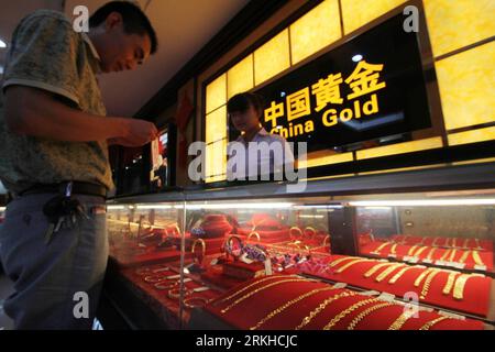 Bildnummer : 55806428 Datum : 19.08.2011 Copyright : imago/Xinhua (110819) -- LINYI, 19 août 2011 (Xinhua) -- Un client achète des produits aurifères dans un magasin aurifère à Linyi, dans la province du Shandong de l'est de la Chine, 19 août 2011. Le contrat d'or le plus actif pour la livraison de décembre sur le Shanghai futures Exchange a bondi de 14,36 yuans par gramme à 383,80 yuans par gramme vendredi. (1 dollar américain=6,4 yuans)(Xinhua/Zhang Chunlei) (ljh) #CHINA-GOLD PRICE-RISE (CN) PUBLICATIONxNOTxINxCHN Wirtschaft Handel Gold Goldhandel Schmuck Goldschmuck xda x0x premiumd 2011 quer Bildnummer 55806428 Date 19 08 2011 Copyrigh Banque D'Images