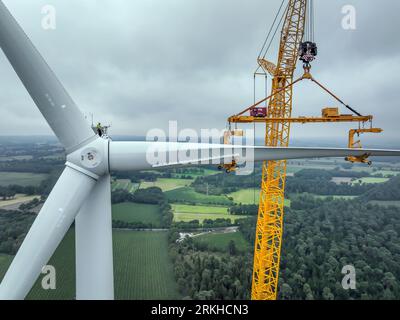 Dorsten, Rhénanie du Nord-Westphalie, Allemagne - Construction d'une éolienne. Une grande grue mobile, grue montée sur camion, soulève une pale de rotor vers le nacel Banque D'Images