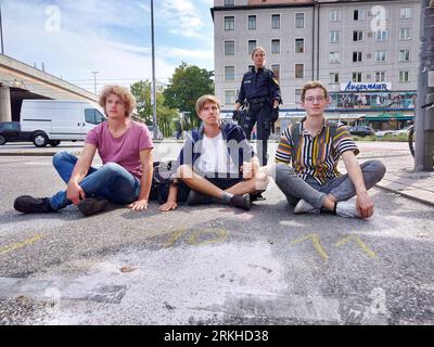 Munich, Bavière, Allemagne. 25 août 2023. Pour une deuxième journée consécutive, les militants pour le climat de la génération Letzte ont bloqué les rues du Donnersberger BrÃÂ¼cke à Munich, en Allemagne. Promettant de faire de Munich le Ã¢â‚¬Å“HochburgÃ¢â‚¬Â pour leurs manifestations, le groupe militant pour le climat Letzte Generation (dernière génération) a prévu de mener des actions dans toute Munich dans le cadre du Ã¢â‚¬Å“tourÃ¢â‚¬Â à travers la Bavière alors qu’ils travaillaient vers le sud (image de crédit : © Sachelle Babbar/ZUMA Press Wire) À USAGE ÉDITORIAL UNIQUEMENT ! Non destiné à UN USAGE commercial ! Banque D'Images