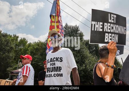 Atlanta (États-Unis d ' Amérique). 24 août 2023. ATLANTA, GÉORGIE. 24 2023 AOÛT - les partisans de l'ancien président américain Donald J. Trump se rassemblent devant la prison du comté de Fulton à Atlanta, en Géorgie, où il devrait se rendre à la prison plus tard cet après-midi et se faire prendre pour la première fois le 24 août 2023.crédit : Carlos Escalona/CNP/Sipa USA crédit : SIPA USA/Alamy Live News Banque D'Images