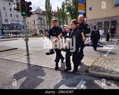 Munich, Bavière, Allemagne. 25 août 2023. Pour une deuxième journée consécutive, les militants pour le climat de la génération Letzte ont bloqué les rues du Donnersberger BrÃÂ¼cke à Munich, en Allemagne. Promettant de faire de Munich le Ã¢â‚¬Å“HochburgÃ¢â‚¬Â pour leurs manifestations, le groupe militant pour le climat Letzte Generation (dernière génération) a prévu de mener des actions dans toute Munich dans le cadre du Ã¢â‚¬Å“tourÃ¢â‚¬Â à travers la Bavière alors qu’ils travaillaient vers le sud (image de crédit : © Sachelle Babbar/ZUMA Press Wire) À USAGE ÉDITORIAL UNIQUEMENT ! Non destiné à UN USAGE commercial ! Banque D'Images