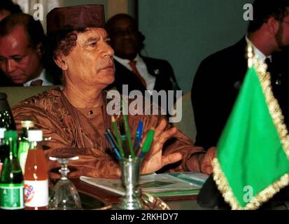 (110822)-- PÉKIN, 22 août 2011 (Xinhua) -- une photo prise le 3 avril 2000 montre le dirigeant libyen Mouammar Kadhafi participant à une conférence internationale au Caire, en Égypte. Les forces rebelles libyennes ont contrôlé Tripoli à l exception de Bab Al-Aziziyah et sont en train de nettoyer les restes des forces du dirigeant libyen Mouammar Kadhafi, a déclaré Abdullah Almayhop, haut responsable du Conseil national de transition, le 21 août 2011. Des soldats rebelles ont été vus agitant le drapeau de l'opposition sur la place verte du centre-ville, où se trouvent la plupart des ministères. Almayhop a déclaré que le fils aîné de Kadhafi, Mohammed, s était rendu Banque D'Images