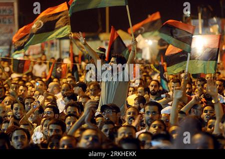 Bildnummer : 55811737 Datum : 22.08.2011 Copyright : imago/Xinhua (110822) -- BENGHAZI, 22 août 2011 (Xinhua) -- les Libyens célèbrent sur la place Tahrir, au centre-ville de Benghazi, alors que les rebelles se frayaient un chemin vers Tripoli, Libye, le 22 août 2011. Les rebelles libyens ont utilisé trois jours pour avancer de la périphérie de la capitale Tripoli vers le centre-ville. (Xinhua/Mohamed Omer) (wjd) LIBYA-BENGHAZI-CELEBRATIONS PUBLICATIONxNOTxINxCHN Politik Gesellschaft Rebellen Sieg Feier Siegesfeier xjh premiumd 2011 quer o0 Freude Bildnummer 55811737 Date 22 08 2011 Copyright Imago XINHUA Benghazi août 22 2011 XINHUA Celebravo AT Tah Banque D'Images
