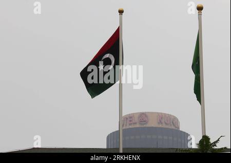 Bildnummer : 55813195 Datum : 23.08.2011 Copyright : imago/Xinhua (110823) -- PÉKIN, 23 août 2011 (Xinhua) -- le drapeau utilisé par les rebelles en Libye est hissé à l'ambassade libyenne en Chine à Pékin, le 23 août 2011. (Xinhua/Xing Guangli) (ry) CHINA-LIBYAN EMBASSY-REBEL S FLAG (CN) PUBLICATIONxNOTxINxCHN Politik Gesellschaft CHN Libyen Rebellen Fahne Nationalfahne xjh premiumd 2011 quer o0 Botschaft Gebäude Bildnummer 55813195 Date 23 08 2011 Copyright Imago XINHUA Beijing août 23 2011 XINHUA le drapeau utilisé par les rebelles en Libye EST hissé À l'ambassade de Libye Chine à Pékin août 23 201 Banque D'Images