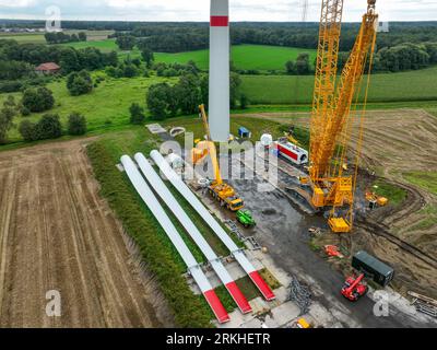Dorsten, Rhénanie du Nord-Westphalie, Allemagne - Construction d'une éolienne, la première éolienne du parc éolien grosse Heide. Un grand cran mobile Banque D'Images