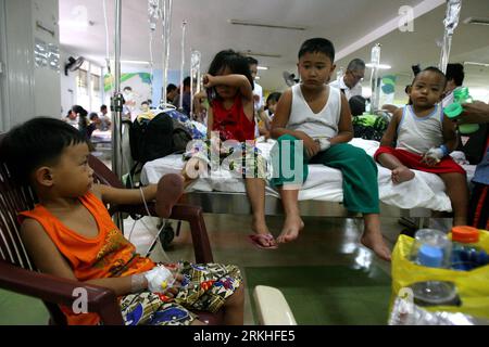 Bildnummer : 55823055 Datum : 24.08.2011 Copyright : imago/Xinhua (110824) -- MANILLE, 24 août 2011 (Xinhua) -- les enfants atteints de la dengue reçoivent un traitement au Quirino Memorial Medical Center (QMMC) à Quezon City, Philippines, le 24 août 2011. Au total, 7 décès liés à la dengue sont morts pendant qu’ils étaient traités à l’intérieur du QMMC, comme le ministère de la Santé a indiqué qu’un total de 3 553 cas ont été enregistrés dans la ville du 1 janvier au 11 août de cette année. (Xinhua/Rouelle Umali)(yt) PHILIPPINES-PATIENTS DENGUE PUBLICATIONxNOTxINxCHN Gesellschaft Medizin Denguefieber dengue Fieber Krankheit Kinder Kr Banque D'Images