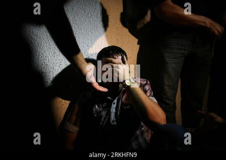 Bildnummer : 55827681 Datum : 24.08.2011 Copyright : imago/Xinhua (110824)-- GAZA, 24 août 2011 (Xinhua) -- des parents palestiniens du militant du Jihad islamique Atteya Mqat, pleurent à la morgue de l'hôpital al-Shifa dans la ville de Gaza, 24 août 2011. Un militant palestinien a été tué et un autre blessé mercredi soir dans une frappe aérienne israélienne dans la ville de Gaza, ont déclaré des sources médicales et des témoins. (Xinhua/Wissam Nassar) MIDEAST-GAZA-ISRAEL-AIRSTRIKE PUBLICATIONxNOTxINxCHN Gesellschaft Politik Luftangriff Angriff Nahostkonflikt xns 2011 quer o0 Beerdigung, Opfer, Trauerfeier, Angehörige, Trauer Bildnummer 5582 Banque D'Images