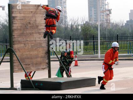 Bildnummer : 55829633 Datum : 25.08.2011 Copyright : imago/Xinhua (110825) -- TIANJIN, 25 août 2011 (Xinhua) -- les pompiers de la province du Liaoning montrent leurs compétences lors d'une compétition de lutte contre l'incendie et de sauvetage à Tianjin, dans le nord de la Chine, le 25 août 2011. Quelque 800 concurrents dans tout le pays ont pris part à l'événement jeudi. (Xinhua/Yuan Man) (hdt) CHINA-TIANJIN-FIRE FIGHTERS-COMPETITION (CN) PUBLICATIONxNOTxINxCHN Gesellschaft Übung Feuerwehr Feuerwehrübung Feuerwehrmann xns x0x 2011 quer Bildnummer 55829633 Date 25 08 2011 Copyright Imago XINHUA Tianjin août 25 2011 XINHUA Fire Fighte Banque D'Images