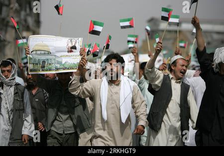 Bildnummer : 55833452 Datum : 26.08.2011 Copyright : imago/Xinhua (110826) -- KABOUL, 26 août 2011 (Xinhua) -- des manifestants afghans brandissent des drapeaux palestiniens lors d'une manifestation anti-israélienne marquant la Journée internationale d'Al Qods à Kaboul, Afghanistan, le 26 août 2011. Al-Quds est le nom arabe de Jérusalem. Le dernier vendredi du mois sacré islamique du Ramadan est célébré dans de nombreux pays musulmans comme la Journée d’Al Qods pour exprimer son soutien aux Palestiniens et souligner l’importance de Jérusalem pour les musulmans. (Xinhua/Sardar) AFGHANISTAN-KABUL-AL-QUDS-DAY PUBLICATIONxNOTxINxCHN Gesellschaft Politik Nahostko Banque D'Images