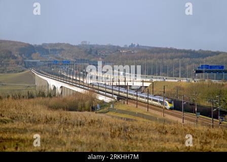 Un ensemble Eurostar e320 classe 374 sort du viaduc Medway à Nashenden sur la ligne HS1 le 24 février 2018. Banque D'Images