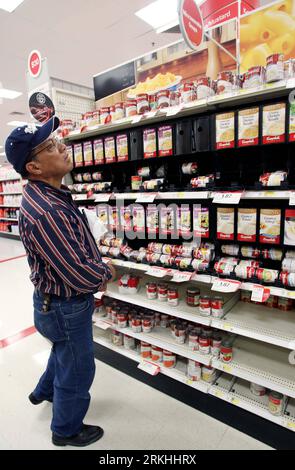 Bildnummer : 55834583 Datum : 27.08.2011 Copyright : imago/Xinhua (110827) -- NEW YORK, 27 août 2011 (Xinhua) -- Un homme stocke des aliments pour traverser l'ouragan Irene dans un supermarché de New York, aux États-Unis, le 27 août 2011. Les responsables du gouvernement américain ont averti samedi que l'ouragan Irene, bien qu'un peu affaibli après avoir frappé les côtes de la Caroline du Nord, restait dangereux et les résidents de la côte est devaient le prendre au sérieux et se préparer. (Xinhua/Wu Jingdan) (ybg) US-NEW YORK-HURRICANE-RESIDENTS-FOOD PUBLICATIONxNOTxINxCHN Gesellschaft USA Hurrikan Wirbelsturm Irene Sup Banque D'Images