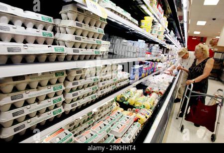 Bildnummer : 55834579 Datum : 27.08.2011 Copyright : imago/Xinhua (110827) -- NEW YORK, 27 août 2011 (Xinhua) -- stocker des aliments pour traverser l'ouragan Irene dans un supermarché de New York, États-Unis, 27 août 2011. Les responsables du gouvernement américain ont averti samedi que l'ouragan Irene, bien qu'un peu affaibli après avoir frappé les côtes de la Caroline du Nord, restait dangereux et les résidents de la côte est devaient le prendre au sérieux et se préparer. (Xinhua/Wu Jingdan) (ybg) US-NEW YORK-HURRICANE-RESIDENTS-FOOD PUBLICATIONxNOTxINxCHN Gesellschaft USA Hurrikan Wirbelsturm Irene Supermarkt Banque D'Images