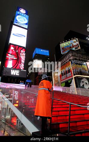 Bildnummer : 55834898 Datum : 27.08.2011 Copyright : imago/Xinhua (110828) -- NEW YORK, 28 août 2011 (Xinhua) -- The Empty Times Square est vu à New York, États-Unis, le 27 août 2011. En prévision de l alerte météo de l ouragan Irene ce week-end dans la région de New York, toutes les représentations de Broadway et Off-Broadway ont été annulées samedi et dimanche. (Xinhua/Wu Jingdan)(zcc) US-NY-HURRICANE-IRENE PUBLICATIONxNOTxINxCHN Gesellschaft USA Hurrikan Sturm Wirbelsturm Irene Wetter Unwetter premiumd xns 2011 hoch Bildnummer 55834898 Date 27 08 2011 Copyright Imago XINHUA New Yor Banque D'Images