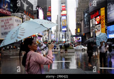 Bildnummer : 55834888 Datum : 27.08.2011 Copyright : imago/Xinhua (110828) -- NEW YORK, 28 août 2011 (Xinhua) -- photo prise le 27 août 2011 montre une femme prenant une photo au Times Square à New York, aux États-Unis. Le maire de New York a émis vendredi un premier ordre d’évacuation obligatoire pour plus de 370 000 New-Yorkais résidant dans les zones basses, notamment South Beach sur Staten Island, Brighton Beach à Brooklyn et les Rockaways. Les responsables de la ville ont déclaré que 91 abris ont été installés sur des terrains plus élevés et ont commencé à accueillir des occupants. Samedi, à partir de midi, la ville a fermé dow Banque D'Images