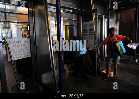 Bildnummer : 55834863 Datum : 27.08.2011 Copyright : imago/Xinhua (110827) -- NEW YORK, 27 août 2011 (Xinhua) -- plusieurs citoyens entrent dans un refuge à New York, aux États-Unis, le 27 août 2011. En préparation de l’ouragan Irène, qui devrait arriver à New York dans la soirée de samedi, New York a déclaré l’état d’urgence et plusieurs ordres ont été émis pour lutter contre le vent fort. (Xinhua/Shen Hong) US-NEW YORK-IRENE-PREPARATION PUBLICATIONxNOTxINxCHN Gesellschaft USA Hurrikan Sturm Wirbelsturm Irene Vorbereitung premiumd xns 2011 quer o0 Notunterkunft, SC Banque D'Images