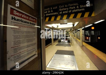 Bildnummer : 55834864 Datum : 27.08.2011 Copyright : imago/Xinhua (110827) -- NEW YORK, 27 août 2011 (Xinhua) -- Un avis de modification du service de métro a été vu dans une station de métro de New York, aux États-Unis, le 27 août 2011. En préparation de l’ouragan Irène, qui devrait arriver à New York dans la soirée de samedi, New York a déclaré l’état d’urgence et plusieurs ordres ont été émis pour lutter contre le vent fort. (Xinhua/Shen Hong) US-NEW YORK-IRENE-PREPARATION PUBLICATIONxNOTxINxCHN Gesellschaft USA Hurrikan Sturm Wirbelsturm Irene Vorbereitun Banque D'Images