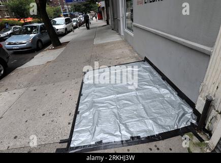 Bildnummer : 55834865 Datum : 27.08.2011 Copyright : imago/Xinhua (110827) -- NEW YORK, 27 août 2011 (Xinhua) -- l'entrée d'un sous-sol est recouverte d'une feuille de plastique avant l'arrivée de l'ouragan Irène à New York, aux États-Unis, le 27 août 2011. En préparation de l’ouragan Irène, qui devrait arriver à New York dans la soirée de samedi, New York a déclaré l’état d’urgence et plusieurs ordres ont été émis pour lutter contre le vent fort. (Xinhua/Shen Hong) US-NEW YORK-IRENE-PREPARATION PUBLICATIONxNOTxINxCHN Gesellschaft USA Hurrikan Sturm Wirbelsturm IR Banque D'Images