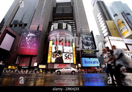 Bildnummer : 55834894 Datum : 27.08.2011 Copyright : imago/Xinhua (110828) -- NEW YORK, 28 août 2011 (Xinhua) -- la photo prise le 27 août 2011 montre le Times Square vide à New York, aux États-Unis. Le maire de New York a émis vendredi un premier ordre d’évacuation obligatoire pour plus de 370 000 New-Yorkais résidant dans les zones basses, notamment South Beach sur Staten Island, Brighton Beach à Brooklyn et les Rockaways. Les responsables de la ville ont déclaré que 91 abris ont été installés sur des terrains plus élevés et ont commencé à accueillir des occupants. À partir de midi samedi, la ville a fermé la nation s la Banque D'Images