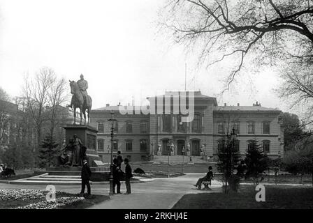 Europa, Deutschland, Kiel, Schlossgarten mit Universität und Denkmal Kaiser Wilhelm I., Motiv aus : ' Kiel, die schönsten Bauwerke, Denkmäler, Ansichten u.s.w. ' , Verlag der Neuen Photogr. Gesellschaft AG, Berlin - Steglitz, 1906 , Rechte werden nicht vertreten . / Europe, Allemagne, Hambourg, Kiel, le jardin du château, l'université et le mémorial de l'empereur Guillaume Ier, image tirée de : ' Kiel, les plus beaux bâtiments, monuments et vues etc ', publiée par ' Neue Photogr. Gesellschaft AG ' ( Nouvelle société photographique ) , Berlin - Steglitz, 1906 , il n'y a pas de droits . Banque D'Images