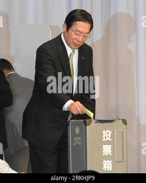 Bildnummer : 55836820 Datum : 29.08.2011 Copyright : imago/Xinhua (110829) -- TOKYO, 29 août 2011 (Xinhua) -- le ministre japonais de l'Agriculture, des forêts et de la pêche, Michihiko Kano, vote lors de l'élection d'un nouveau président du Parti démocrate à Tokyo, Japon, le 29 août 2011. (Xinhua/Kenichiro Seki) (axy) ÉLECTION DU CHEF DU PARTI AU POUVOIR JAPON-TOKYO PUBLICATIONxNOTxINxCHN People Politik xjh 2011 quadrat Bildnummer 55836820 Date 29 08 2011 Copyright Imago XINHUA Tokyo août 29 2011 XINHUA les ministres japonais de l'agriculture, des forêts et de la pêche Michihiko Kano votent Banque D'Images