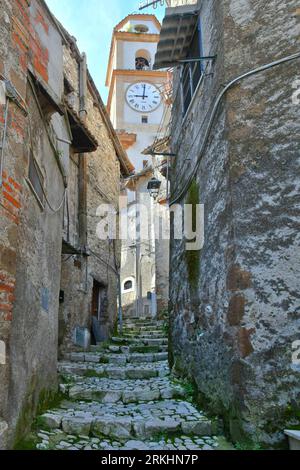 Un plan vertical d'une ruelle menant à l'église d'une vieille ville près de Rome, Italie Banque D'Images