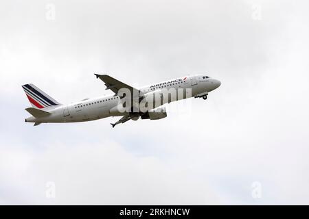 Décollage de l'Airbus A320-214 d'Air France depuis l'aéroport de Biarritz Banque D'Images