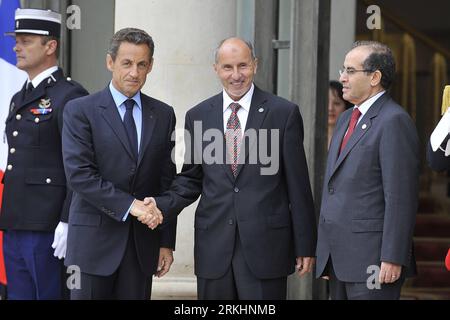 110901 -- PARIS, le 1 septembre 2011 Xinhua -- le président français Nicolas Sarkozy L accueille les chefs du Conseil national de transition rebelle libyen NTCMoustapha Abdeljalil C et Mahmoud Jibril avant la conférence des amis de la Libye à l'Elysée à Paris, France, le 1 septembre 2011. Les dirigeants des rebelles libyens ont rencontré jeudi des représentants des puissances mondiales à l’Elysée à Paris, où ils ont discuté de l’avenir de la Libye sans Mouammar Kadhafi. Près de 60 pays ont envoyé des délégations à la réunion, surnommée la conférence des amis de la Libye, organisée par la France et la Grande-Bretagne. Xinhua/la Banque D'Images