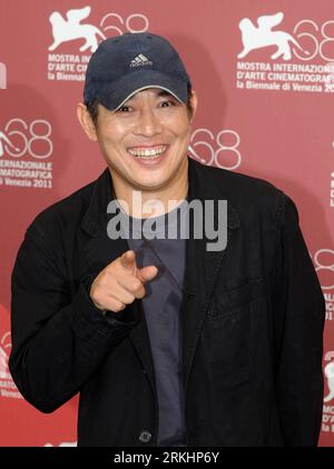 Bildnummer : 55888668 Datum : 02.09.2011 Copyright : imago/Xinhua (110902) -- VENISE, 2 septembre 2011 (Xinhua) -- l'acteur Jet Li pose lors de l'appel photo pour le film chinois de Hong Kong Bai She Chuan Shuo (le sorcier et le serpent blanc) au 68e Festival international du film de Venise à Venise, Italie, le 2 septembre 2011. (Xinhua/Wang Qingqin) (zf) ITALIE-VENISE-FILM FESTIVAL- LE SORCIER ET LE SERPENT BLANC PUBLICATIONxNOTxINxCHN Entertainment Kultur People film 68 Filmfestspiele Venedig Photocall Porträt premiumd xbs x0x 2011 hoch Highlight Bildnummer 55888668 Date 02 09 2011 Copyright Imago XI Banque D'Images