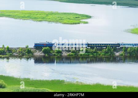 Sortavala, Russie - 15 juillet 2023 : le train du Père Frost se déplace le long du lac. Banque D'Images