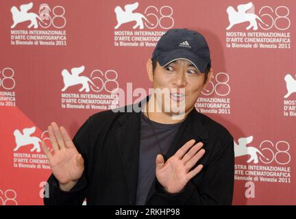 Bildnummer : 55888673 Datum : 02.09.2011 Copyright : imago/Xinhua (110902) -- VENISE, 2 septembre 2011 (Xinhua) -- l'acteur Jet Li pose lors de l'appel photo pour le film chinois de Hong Kong Bai She Chuan Shuo (le sorcier et le serpent blanc) au 68e Festival international du film de Venise à Venise, Italie, le 2 septembre 2011. (Xinhua/Wang Qingqin) (zf) ITALIE-VENISE-FILM FESTIVAL- LE SORCIER ET LE SERPENT BLANC PUBLICATIONxNOTxINxCHN Entertainment Kultur People film 68 Filmfestspiele Venedig Photocall Porträt premiumd xbs x0x 2011 quer Bildnummer 55888673 Date 02 09 2011 Copyright Imago XINHUA Veni Banque D'Images