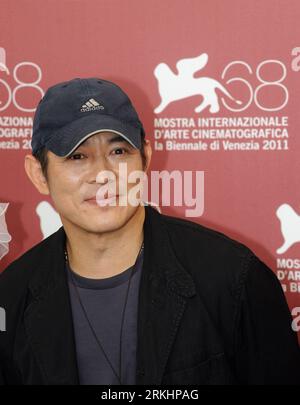 Bildnummer : 55888674 Datum : 02.09.2011 Copyright : imago/Xinhua (110902) -- VENISE, 2 septembre 2011 (Xinhua) -- l'acteur Jet Li pose lors de l'appel photo pour le film chinois de Hong Kong Bai She Chuan Shuo (le sorcier et le serpent blanc) au 68e Festival international du film de Venise à Venise, Italie, le 2 septembre 2011. (Xinhua/Wang Qingqin) (zf) ITALIE-VENISE-FILM FESTIVAL- LE SORCIER ET LE SERPENT BLANC PUBLICATIONxNOTxINxCHN Entertainment Kultur People film 68 Filmfestspiele Venedig Photocall Porträt premiumd xbs x0x 2011 hoch Bildnummer 55888674 Date 02 09 2011 Copyright Imago XINHUA Veni Banque D'Images