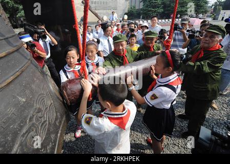 Bildnummer : 55890764 Datum : 03.09.2011 Copyright : imago/Xinhua (110903) -- NANJING, 3 septembre 2011 (Xinhua) -- vieux soldats et étudiants sonnent une cloche de la paix lors d'une activité commémorative marquant le 66e anniversaire de la victoire de la guerre de résistance contre l'agression japonaise à Nanjing, capitale de la province de Jiangsu de l'est de la Chine, le 3 septembre 2011. Les Chinois ont pris part à différentes activités pour commémorer le 66e anniversaire de la victoire de la guerre de résistance contre l'agression japonaise et la victoire mondiale antifasciste samedi. (Xinhua/Han Yuqing) (xzj) CHINE-NANJING-66E ANNIVERSAIRE-GUERRE DE RÉSIE Banque D'Images