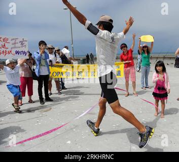 Bildnummer : 55895350 Datum : 04.09.2011 Copyright : imago/Xinhua (110904) -- LOS ANGELES, 4 septembre 2011 (XINHUA) -- Wang Xuan, un étudiant chinois de 33 ans qui vient d'être diplômé de l'Université d'État de New York, arrive à Venice Beach, Los Angeles, États-Unis, le 4 septembre 2011. Wang est arrivé à Venice Beach dimanche après avoir marché de New York le 8 juin à travers 13 États du continent américain pendant 89 jours. (Xinhua/Yang Lei) U.S.-LOS ANGELES-CHINESE STUDENT-CROSSING-MAINLAND PUBLICATIONxNOTxINxCHN Gesellschaft Laufen Läufer Durchquerung USA Ankunft Freude premiumd xbs x0x 2011 quadrat Banque D'Images