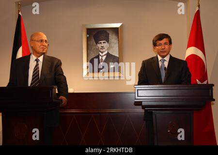 Bildnummer : 55897463 Datum : 05.09.2011 Copyright : imago/Xinhua (110905) -- ANKARA, 5 septembre 2011 (Xinhua) -- l'envoyé palestinien en visite Nabil Shaath (à gauche) assiste à une conférence de presse avec le ministre turc des Affaires étrangères Ahmet Davutoglu à Ankara, Turquie, le 5 septembre 2011. L'occupation israélienne à Gaza et en Cisjordanie était illégale et une telle occupation a été renforcée par un blocus illégal de Gaza, a déclaré lundi le ministre turc des Affaires étrangères AhmetDavutoglu. (Xinhua/Wang Hongjiang) TURQUIE-ANKARA-PALESTINE-POLITIQUE PUBLICATIONxNOTxINxCHN People Politik xjh premiumd 2011 quer 55897463 Date 05 09 2011 copie Banque D'Images
