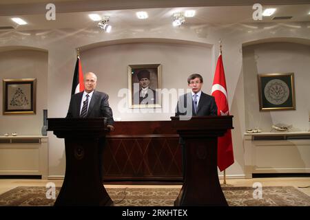 Bildnummer : 55897465 Datum : 05.09.2011 Copyright : imago/Xinhua (110905) -- ANKARA, 5 septembre 2011 (Xinhua) -- l'envoyé palestinien en visite Nabil Shaath (à gauche) assiste à une conférence de presse avec le ministre turc des Affaires étrangères Ahmet Davutoglu à Ankara, Turquie, le 5 septembre 2011. L'occupation israélienne à Gaza et en Cisjordanie était illégale et une telle occupation a été renforcée par un blocus illégal de Gaza, a déclaré lundi le ministre turc des Affaires étrangères AhmetDavutoglu. (Xinhua/Wang Hongjiang) TURQUIE-ANKARA-PALESTINE-POLITIQUE PUBLICATIONxNOTxINxCHN People Politik xjh premiumd 2011 quer 55897465 Date 05 09 2011 copie Banque D'Images